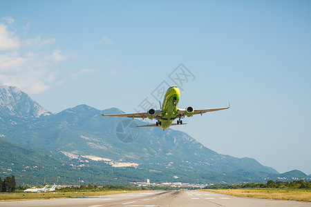 在空气中起飞客机在机场背景