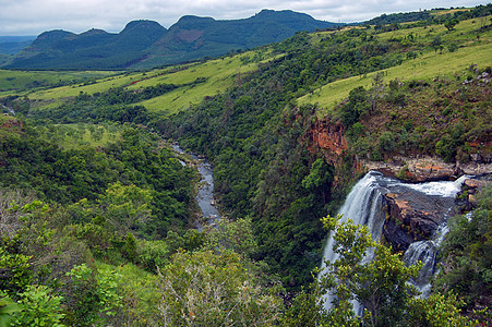 查看里斯本瀑布后的Blyde河谷旅游溪流风景旅行地标岩石游客石头爬坡峡谷图片