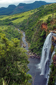 查看里斯本瀑布后的Blyde河谷岩石爬坡石头峡谷森林游客叶子旅行风景树木图片