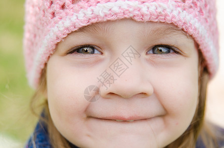 一个笑着三岁女孩的近视肖像图片