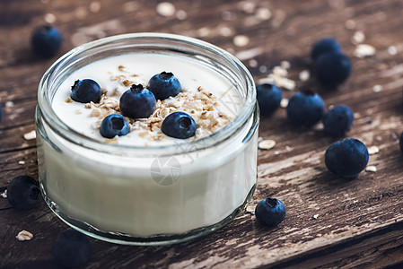 沃登表格上新鲜蓝莓的酸奶详情生物浆果营养食物盘子果味蓝色奶制品麦片小吃图片