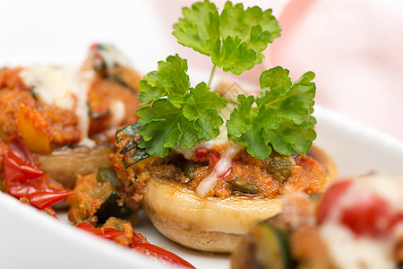 盛装蘑菇油炸盘子小吃红色棕色绿色营养香菜辣椒蔬菜图片