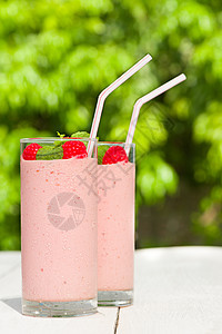 草莓冰淇淋牛奶水果薄荷果汁绿色玻璃茶点酒精饮料早餐图片