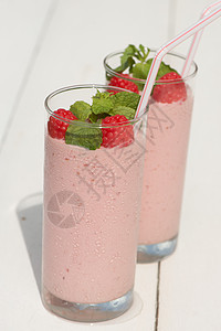 草莓冰淇淋玻璃绿色搅拌机奶油状酒精薄荷早餐酸奶茶点浆果图片