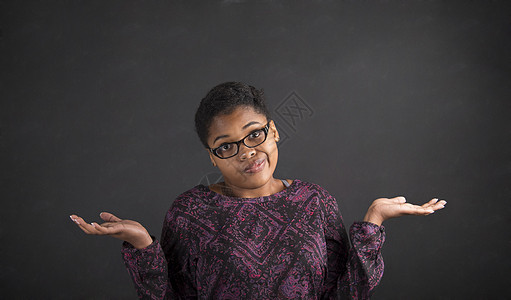 黑板背景的非洲女人 我不懂手势大学知识木板成人女孩学校人士学生商务女士图片