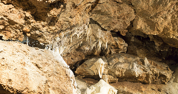山洞中的定形石和斯塔拉格姆岩时间石头石笋洞穴钟乳石岩石裂缝图片