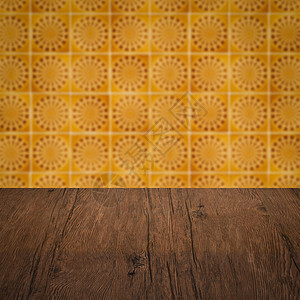 木桌顶壁和模糊的旧式瓷瓷瓷瓷砖墙木头展示制品广告正方形厨房房间嘲笑架子马赛克背景图片