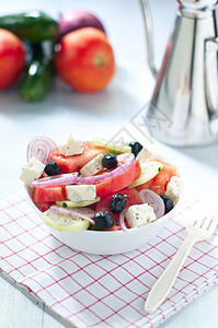 希腊沙拉 配有菲塔芝士西红柿黄瓜和黑橄榄盘子洋葱美食蔬菜沙拉长叶食物乡村叶子晚餐图片