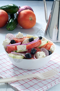 希腊沙拉 配有菲塔芝士西红柿黄瓜和黑橄榄盘子食物午餐晚餐乡村美食沙拉蔬菜叶子莴苣图片