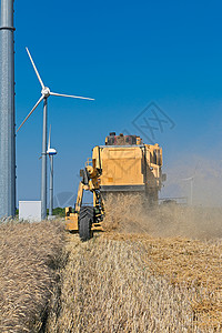 合并收割器阳光风力天空季节涡轮机粮食收成机械太阳机器图片