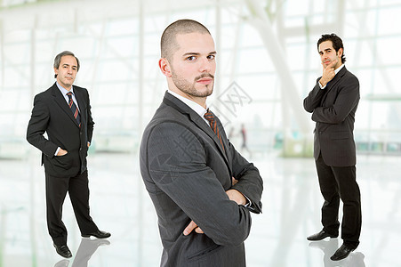 商业团队同事办公室套装人士工作室白色领带姿势沉思伙计们图片