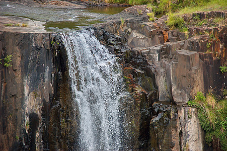 瀑布上游绿色峡谷游客衬套自然保护区溪流岩石旅游叶子悬崖图片