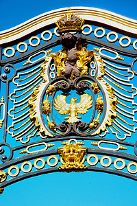 在英格兰的隆登 旧金属大门皇宫狮子海豹堡垒历史性纪念馆城堡街道艺术入口国王图片