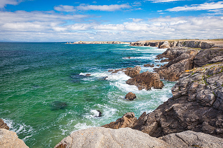 Quiberon半岛西侧的悬崖岩石海浪海岸海洋支撑海岸线海滩图片