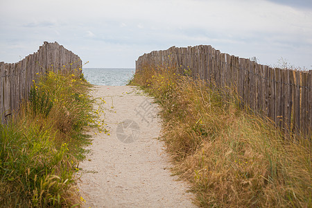 在布列塔尼省Finistere的沙滩上蓝色小路风景旅行绿色沙丘人行道海洋海岸海岸线图片