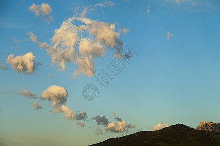 日出时的山脉国家森林风景场地地形日落天空潮人木头蓝色图片