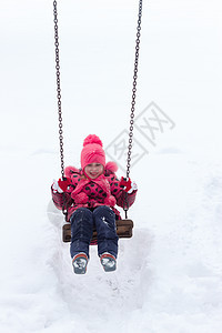 小女孩在雪堆里玩耍毛皮天气女孩操场帽子童年乐趣婴儿快乐孩子图片