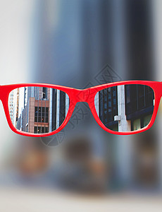 玻璃杯复合图像摩天大楼红色交通黄色城市眼镜景观镜片出租车城市生活图片