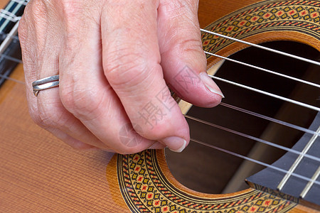 老女人的手弹吉他旋律乐器音乐会吉他手指戒指玩家女士歌曲身体图片