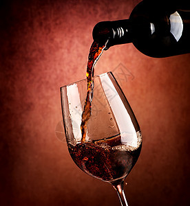 棕色背景的葡萄酒图片