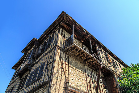 被遗弃的旧屋房子建筑石墙蓝色阳光天空环境晴天石头历史图片