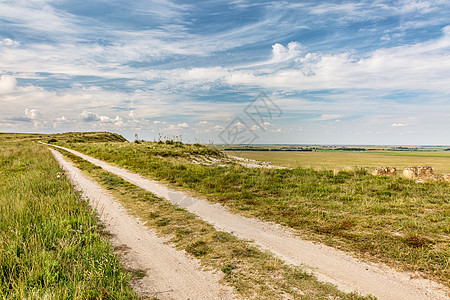 草原上的牧场公路图片