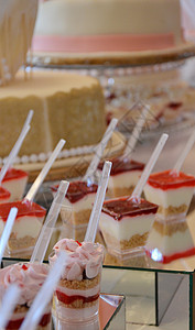 纸蛋糕塑料烘烤蛋糕架花朵浆果糖浆坚果食物奢华甜点图片
