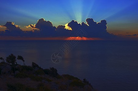 地中海上空的太阳升起海岸植物石头地平线天空图片