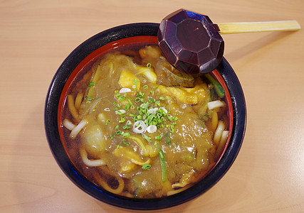 日本面条咖哩汤钢包盘子风格食物菜单美食面条桌子汤面背景图片