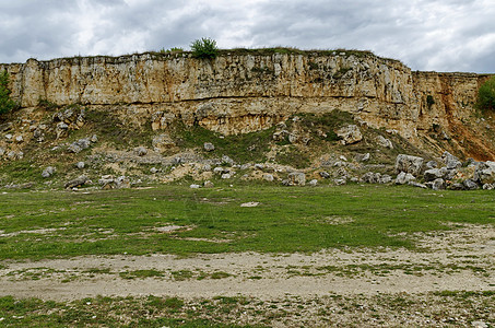 对实地沉积岩的一般观 1011 3绿色裂缝天空植物毛孔场地岩石黄色白色背景图片