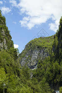 山山脉岩石森林环境高地爬坡农村晴天天空风景季节图片