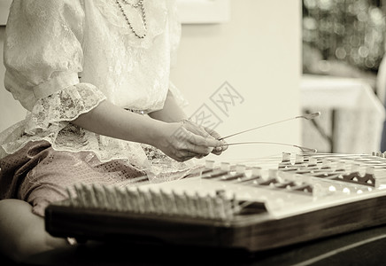 扬琴以古代彩色风格 手玩泰式木制调味音乐乐器背景