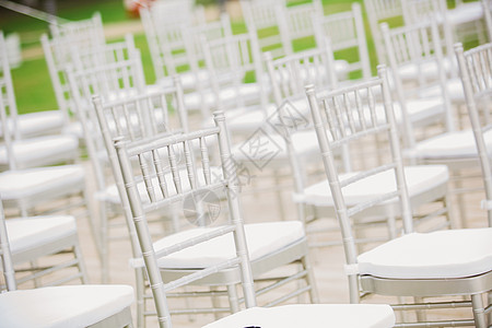 在举行婚礼之前 白椅子没完没了背景图片