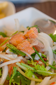 辣辣鲑鱼沙拉美食盘子午餐草本植物叶子蔬菜黄色食物白色海鲜图片