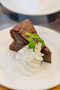 巧克力蛋糕白色糕点甜点绿色美食食物蛋糕巧克力可可奶油图片