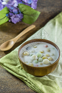 布阿洛伊美食服务奶油茶点牛奶绿色饺子白色勺子食物图片