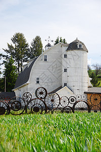 一个带轮子栅栏的谷仓旅行黄色农村达门白色农业工匠建筑农场绿色图片