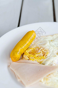 早餐食物香肠盘子黄色火腿油炸猪肉营养蛋黄白色图片