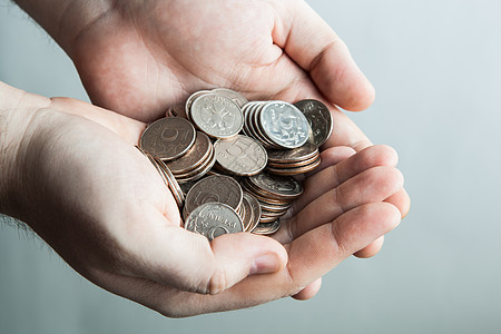 人手中的五金币报酬钱袋收益养老金笔记资本卢布危机收费数据图片
