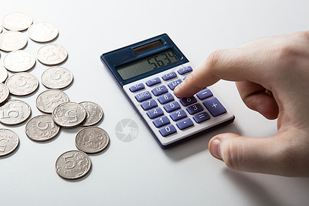 男性在白上计为预算收费现金养老金零花钱收益硬币钱袋储蓄金属统计图片