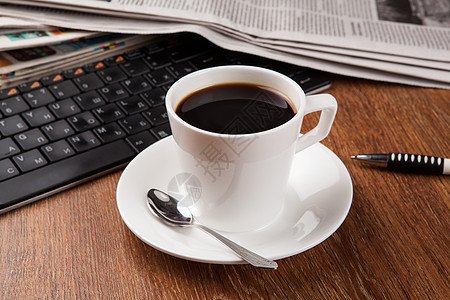 咖啡杯和报章笔记本报纸早餐咖啡职业办公室键盘商业杯子静物图片
