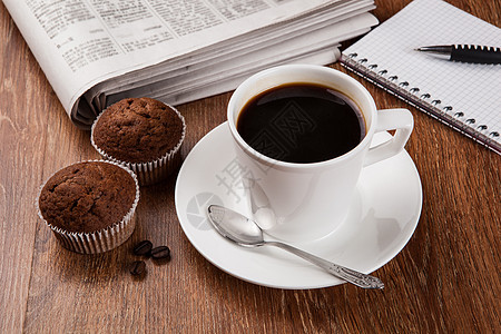 黑咖啡杯子的业余生活报纸蛋糕饮料时光阅读记事本材料新闻商业办公室图片