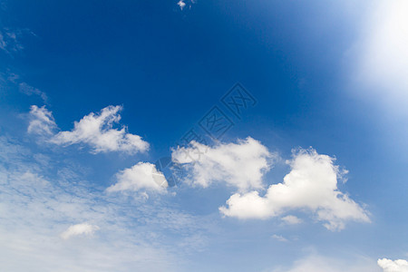 背景蓝色天空和白花圈空气晴天环境风景天堂自由白色天气多云图片