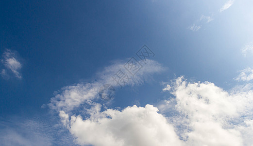 背景蓝色天空和白花圈空气天堂多云白色自由风景天气晴天环境图片