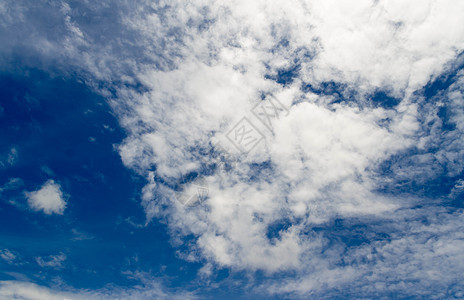背景蓝色天空和白花圈自由多云风景白色空气天气环境天堂晴天图片