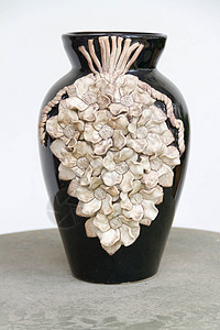 桌上雕塑的瓦西手白色水瓶制品陶瓷风格装饰花瓶绿色兰花海滩图片