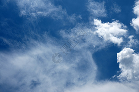 北清迈市蓝天下着美丽的雨云下雨蓝色沉淀云景季节天蓝色云雾积雨晴天气候图片