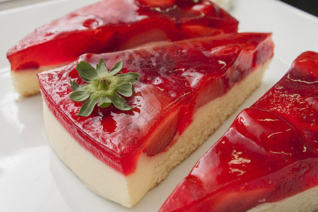 草莓蛋糕水果蛋糕食物桌子甜点白色海绵浆果盘子烹饪图片