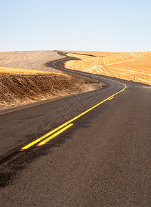 俄勒冈州公路路2号干道两道露天公路遥远的路曲线道路探索街道路面中心旅行孤独运输图片