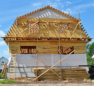 木制房屋的建造脚手架屋顶装修木工构图住宅房子蓝色木头抵押图片